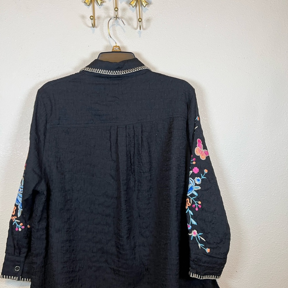 Caleoas Black w/Embroidered Floral Button-Front Blouse. Size PL - Picture 5 of 5